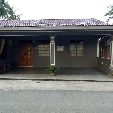 Aiman Homestay Marang Esterno foto